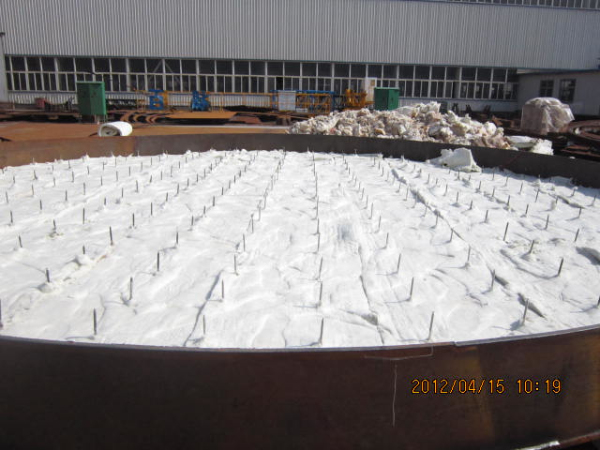 爐蓋保溫-層鋪毯施工穿過(guò)錨固釘-火龍耐材提供